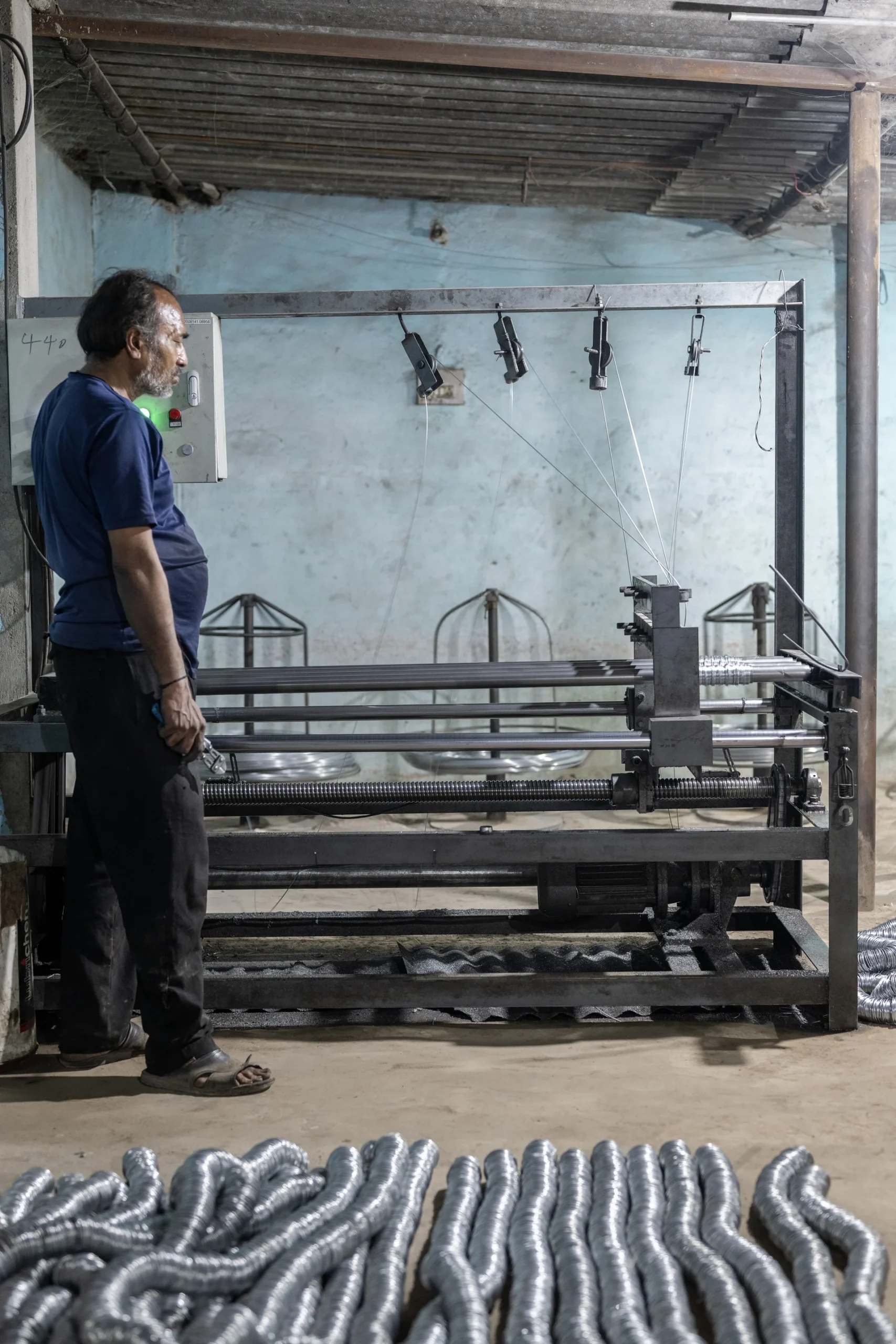Wire drawing and straightening machine on the weldmesh production line